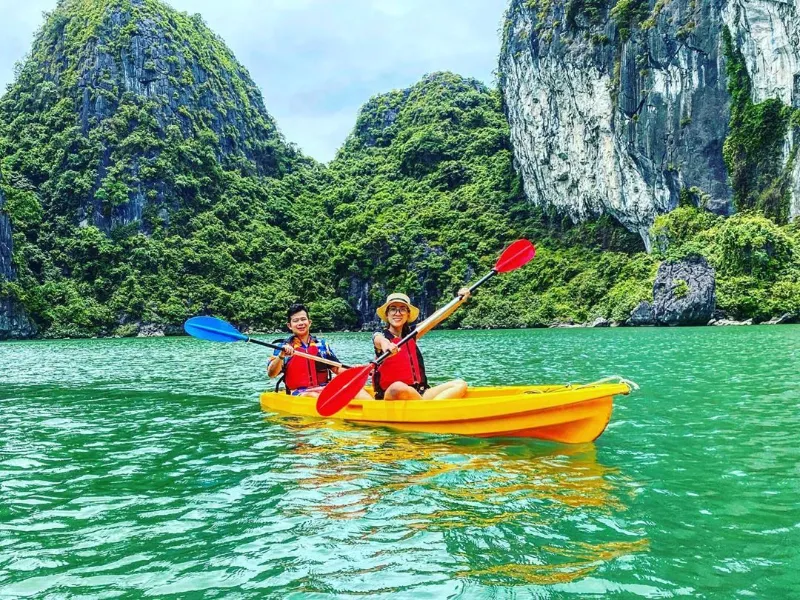 Chèo kayak ở Hang Luồn, Hạ Long