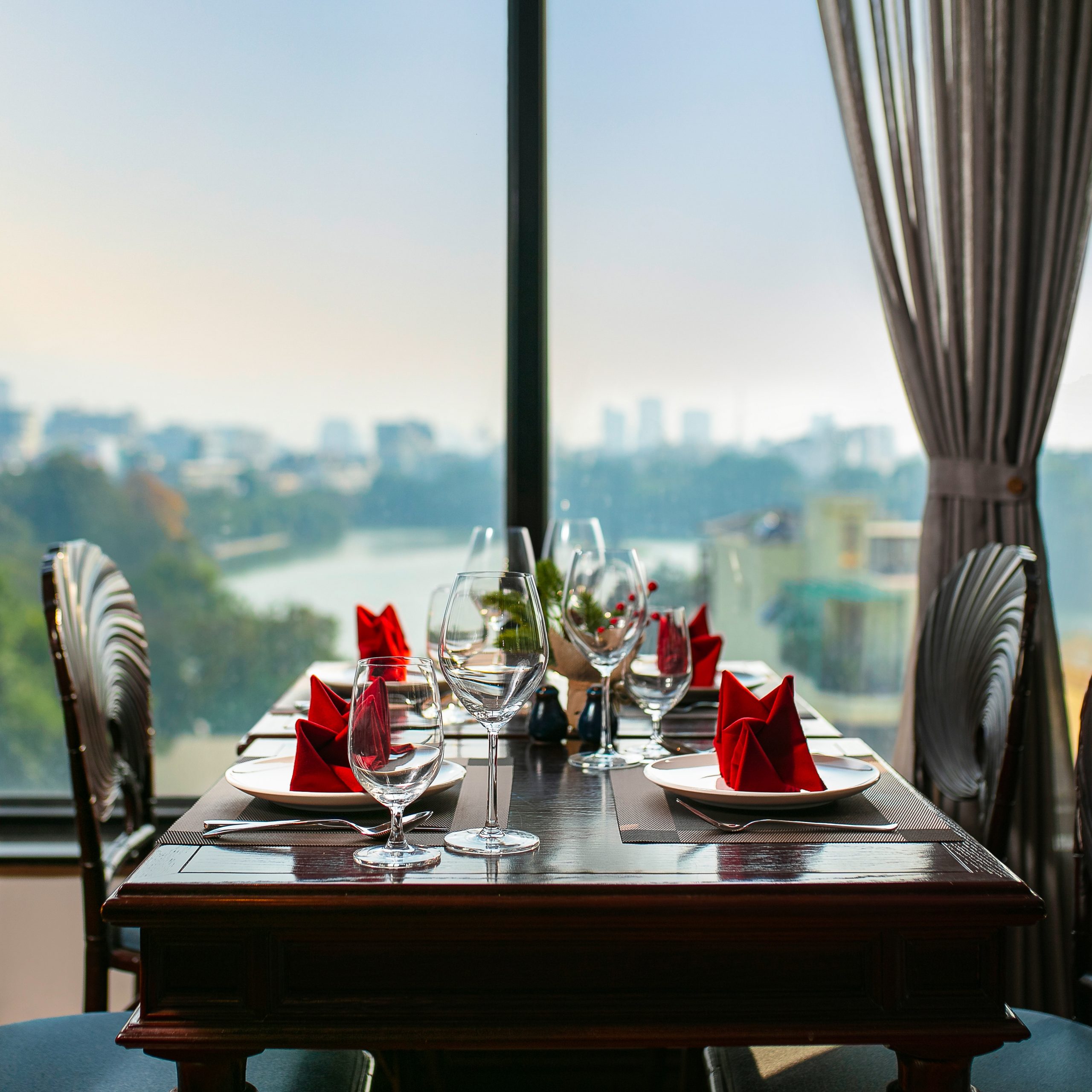 Không gian nhà hàng Hà Nội với kiến trúc cổ kính và hiện đại