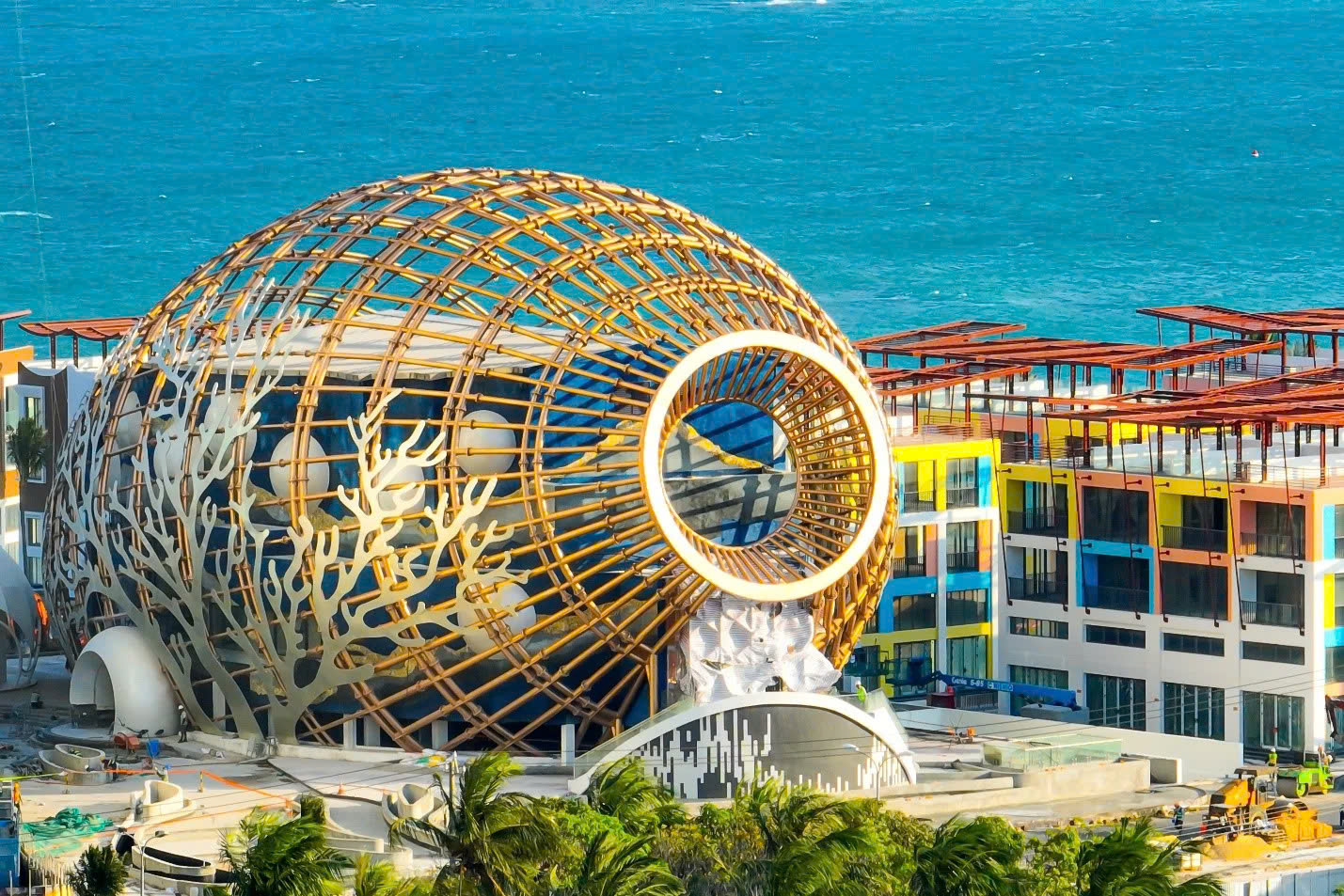 Vịnh biển Nha Trang rực nắng