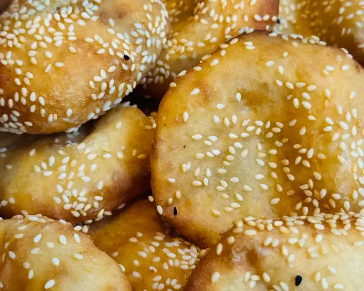 Bánh tiêu đậu xanh là món ngon Vũng Tàu rất thích hợp để ăn vặt.