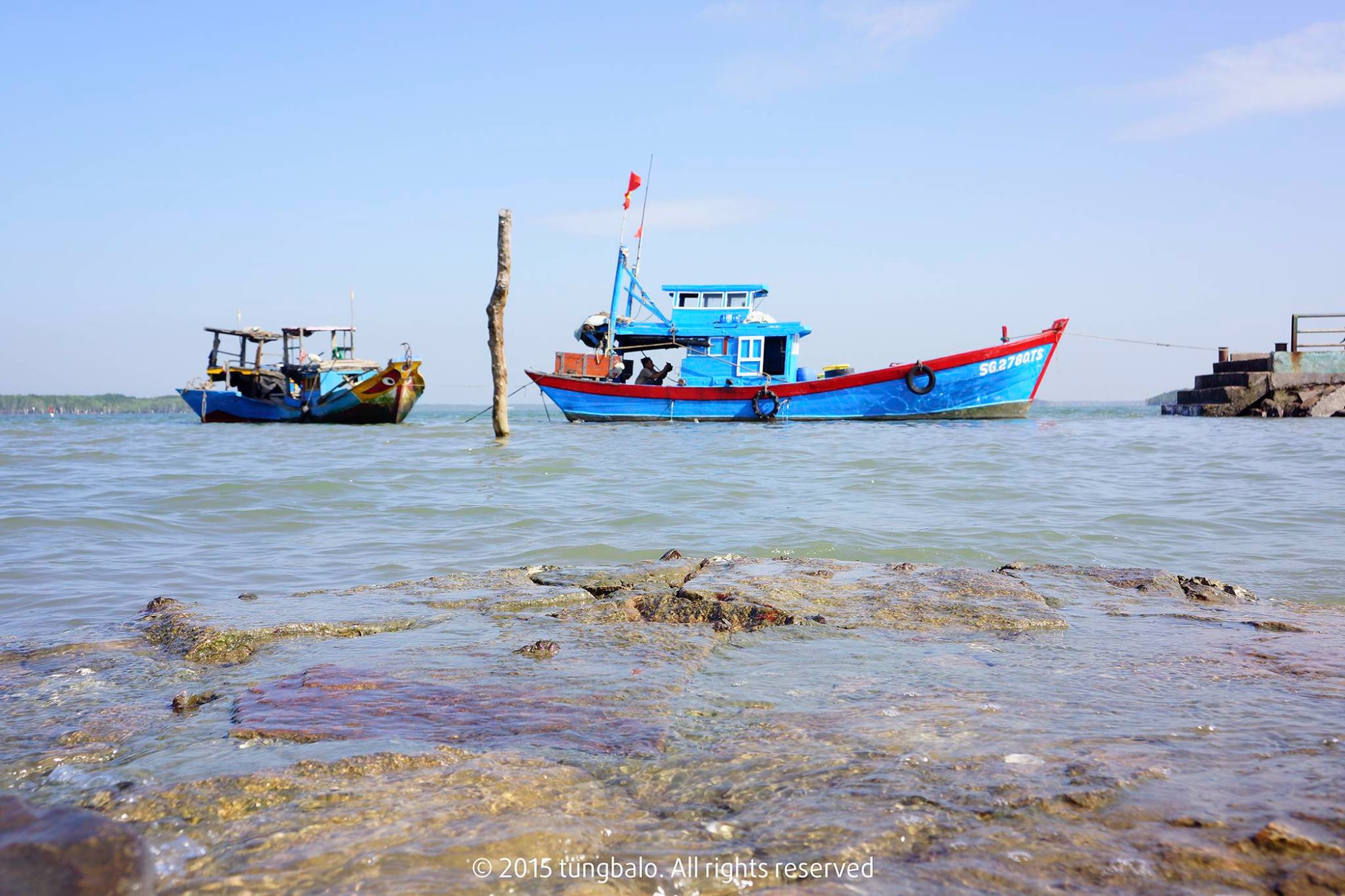 Dạo đê đá ngắm biển Thạnh An
