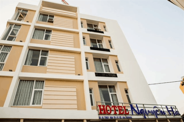 Mặt tiền khang trang của khách sạn Nguyên Hà