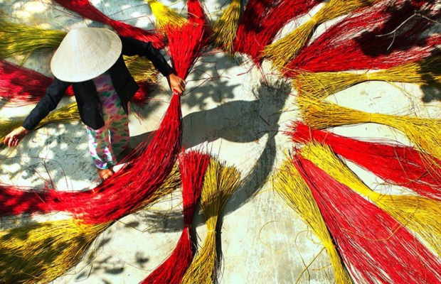 Nghệ nhân làng đá Non Nước đang tỉ mỉ chế tác tác phẩm từ đá thô