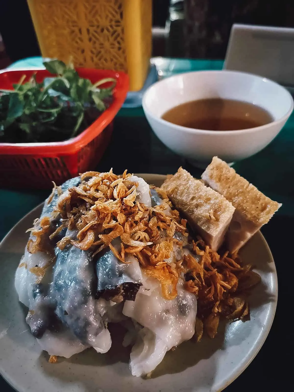 Bánh cuốn nhân thịt mộc nhĩ ăn kèm chả lụa tại Hà Nội