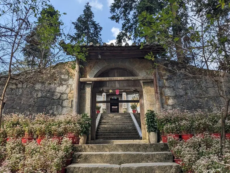 Dinh thự họ Vương giữa cao nguyên đá