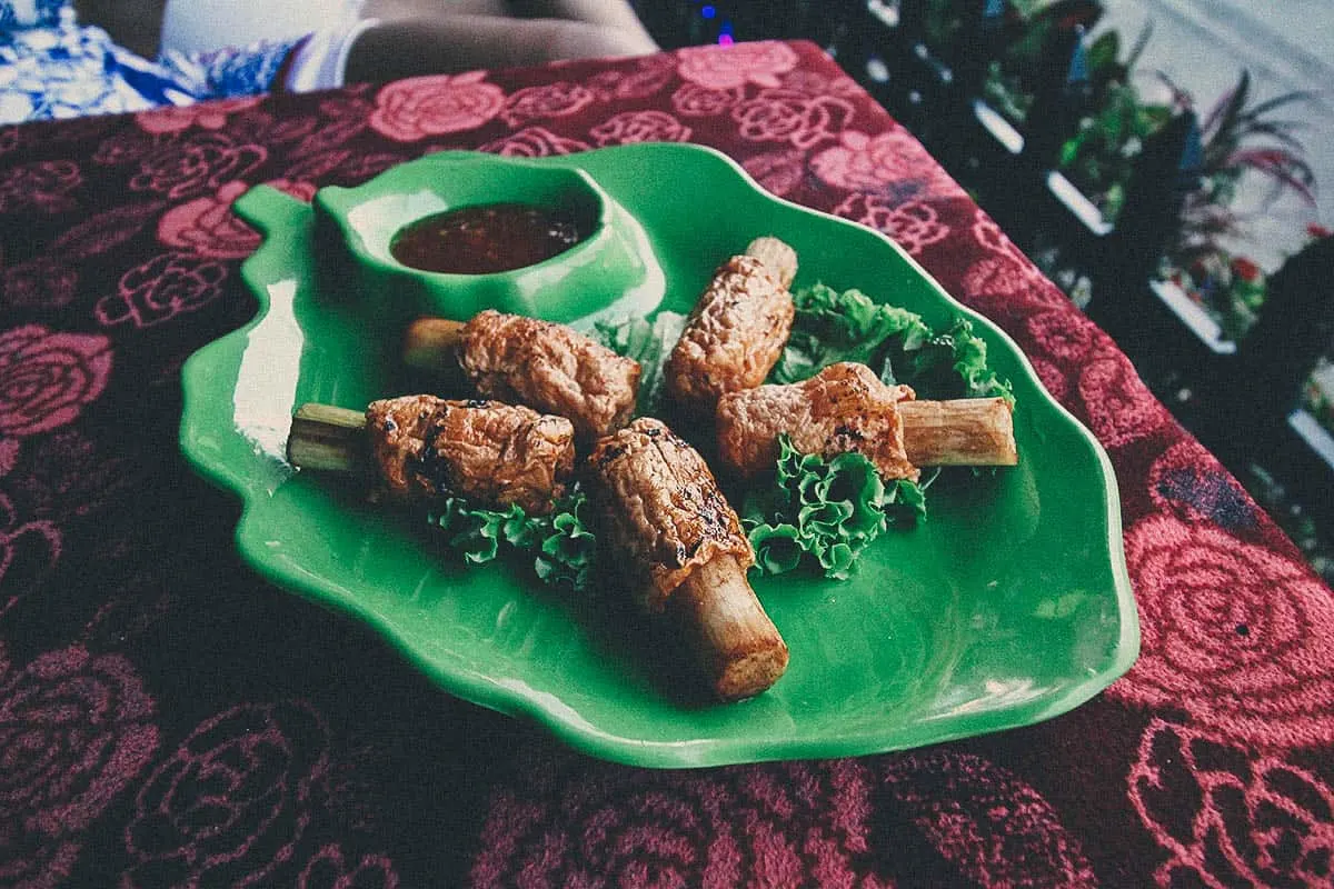 Chạo tôm nướng bọc sả thơm lừng tại quán ăn đường phố