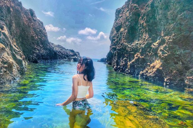 Du khách tắm biển và trải nghiệm lặn ngắm san hô tại Hòn Tranh