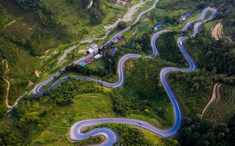 Đường đèo Mã Pí Lèng với cánh đồng hoa cải vàng rực rỡ