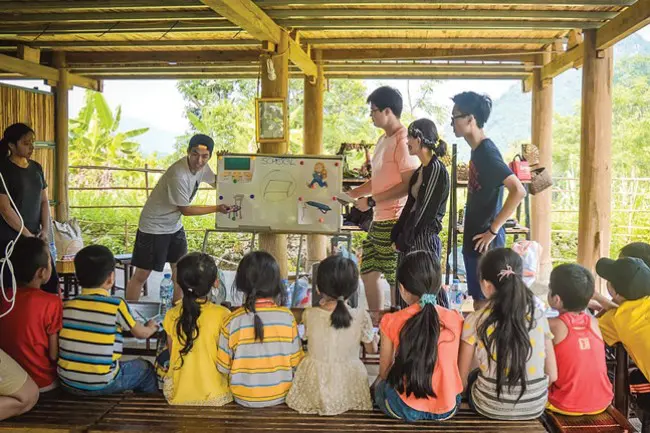 Du khách tham gia tình nguyện