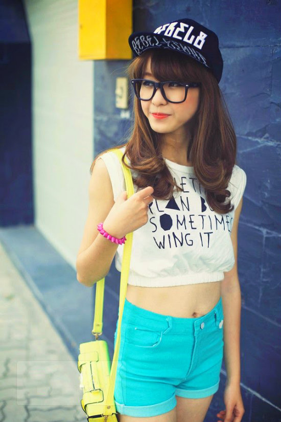 Áo croptop kết hợp quần short jean khoe eo thon gọn
