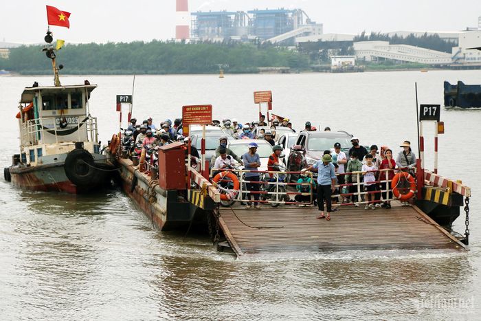 Đến phà Bình Khánh rồi qua đường Rừng Sác