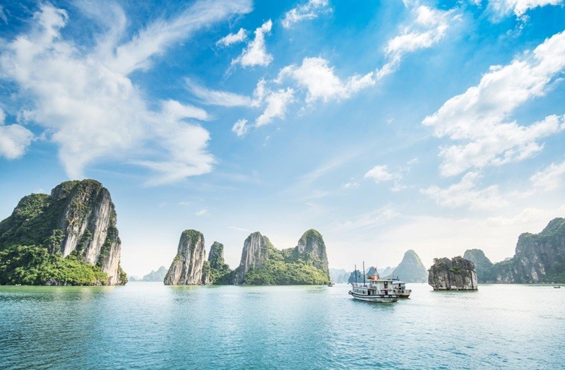 Tháng 5 là thời điểm tuyệt vời để khám phá các thắng cảnh như Vịnh Hạ Long