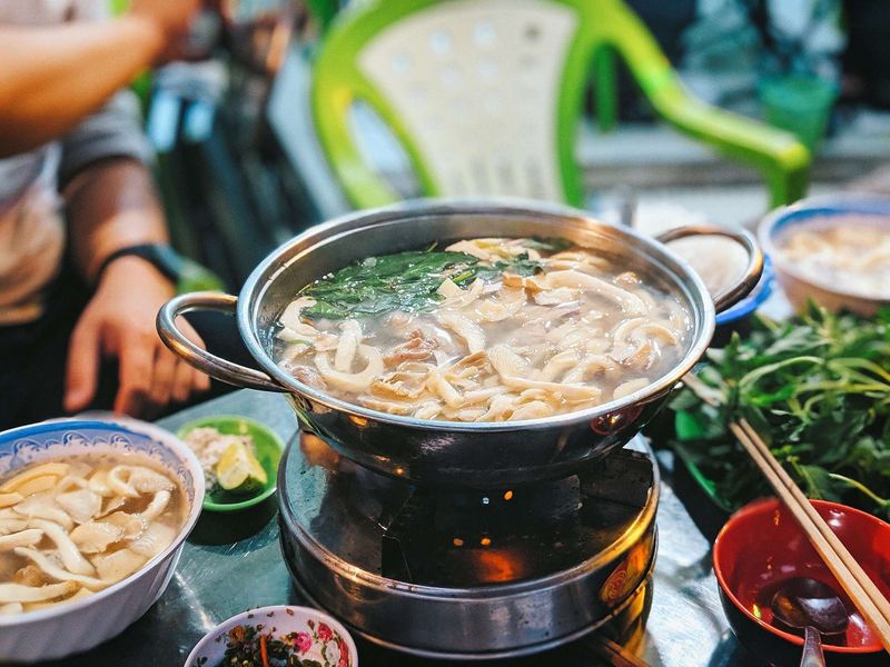 Lẩu gà lá é nóng hổi xua tan giá rét Đà Lạt