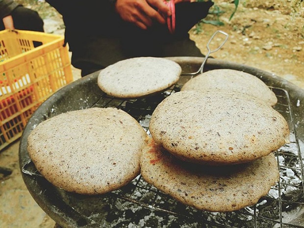 Bánh tam giác mạch nướng dẻo là món quà vặt quen thuộc của vùng cao