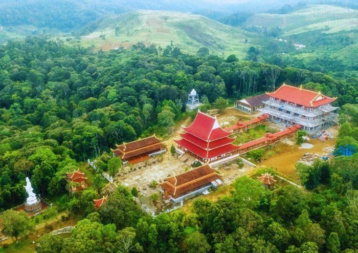Chùa Khánh Lâm tọa lạc giữa rừng thông Măng Đen yên tĩnh và trang nghiêm