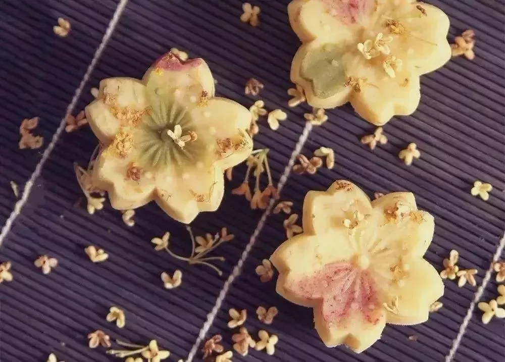 Bánh quế hoa vàng óng thơm dịu