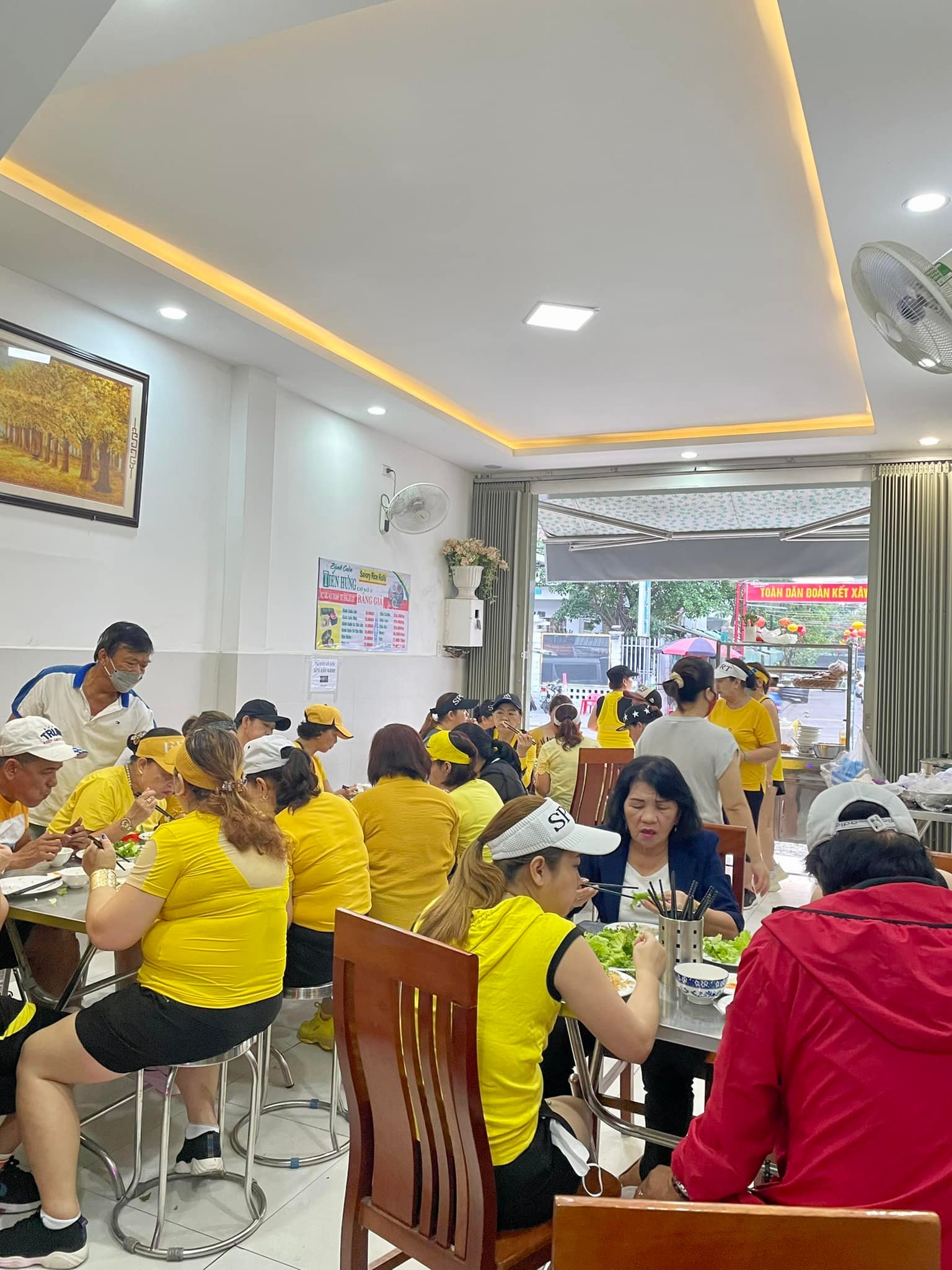 Bánh cuốn Tiến Hưng nóng hổi, mềm mướt