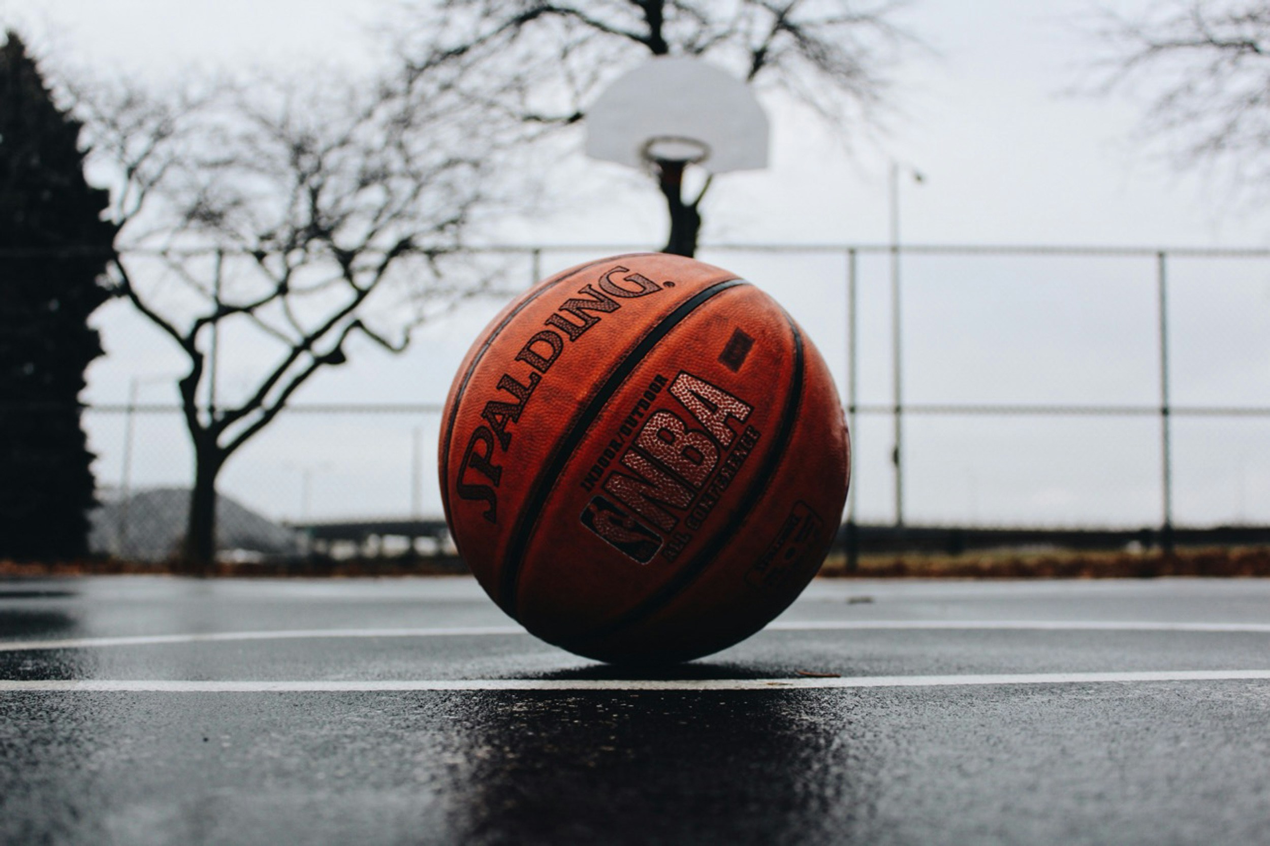 Sân bóng rổ Mỹ về đêm, gợi không khí mùa NBA Playoffs
