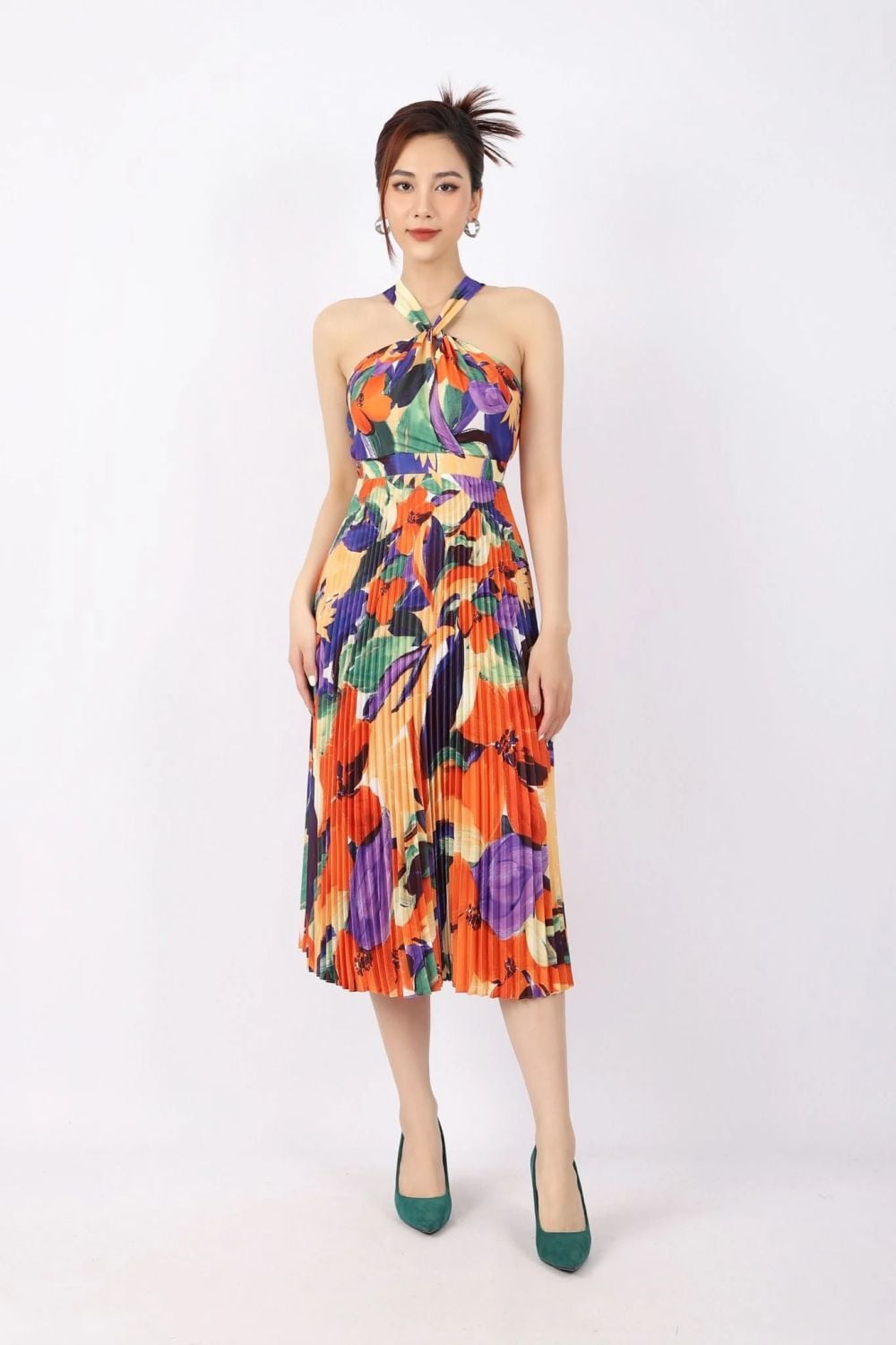 Đầm cổ yếm vải lụa satin