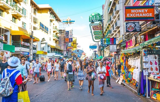 Đường Khao San rực rỡ ánh đèn về đêm