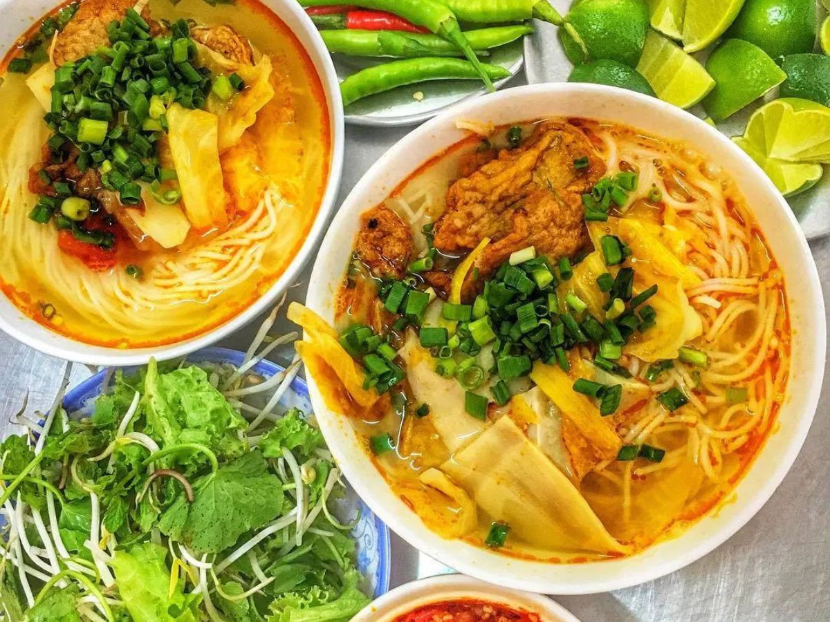 Tô bún chả cá nóng hổi với màu sắc bắt mắt