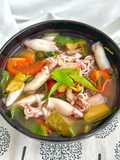 Món canh mực nấu lá é mang đậm hương vị bản địa khi xê dịch