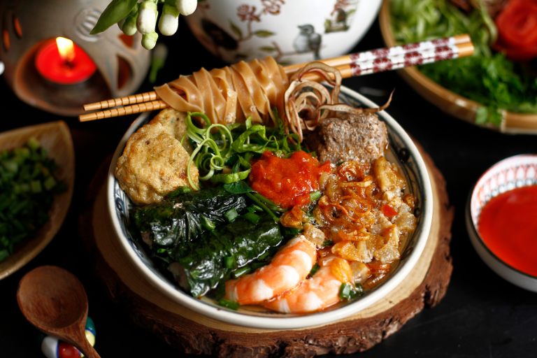 Sợi bánh đa dai mềm hòa cùng nước cua béo ngậy chuẩn vị phố Cảng.