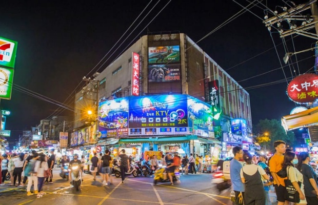 Không khí nhộn nhịp tại chợ đêm Đào Viên