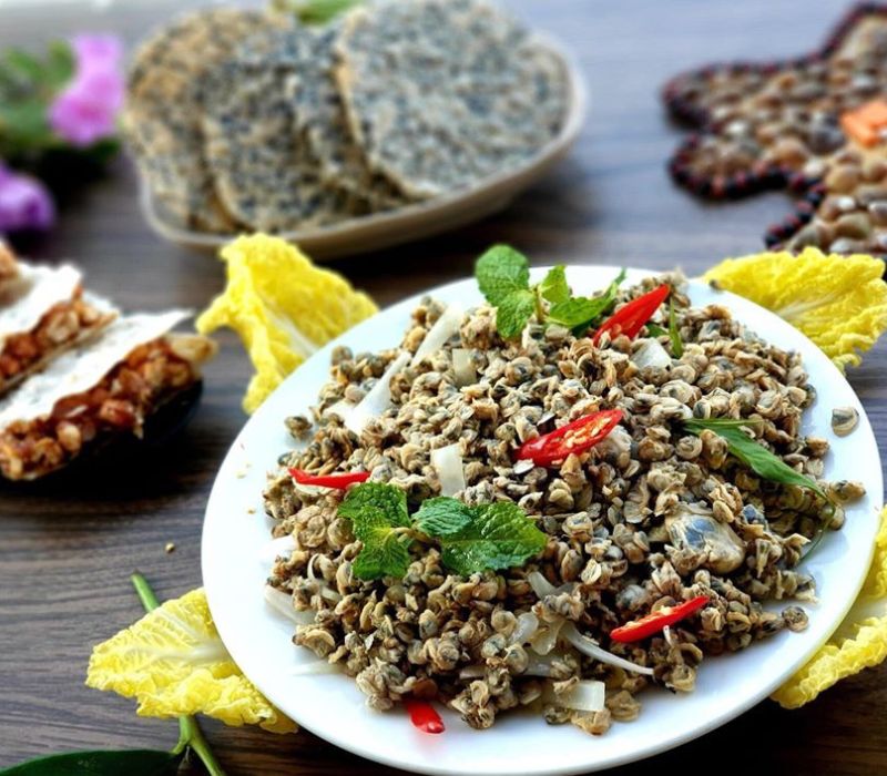 Món dân dã Hội An như hến xào và bánh xèo