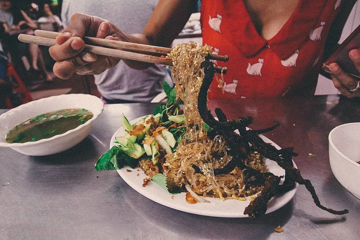 Bát miến lươn giòn tan ăn kèm rau răm tại Hà Nội