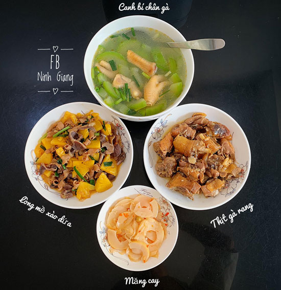 Mâm cơm đơn giản với lòng mề xào dứa và thịt gà rang