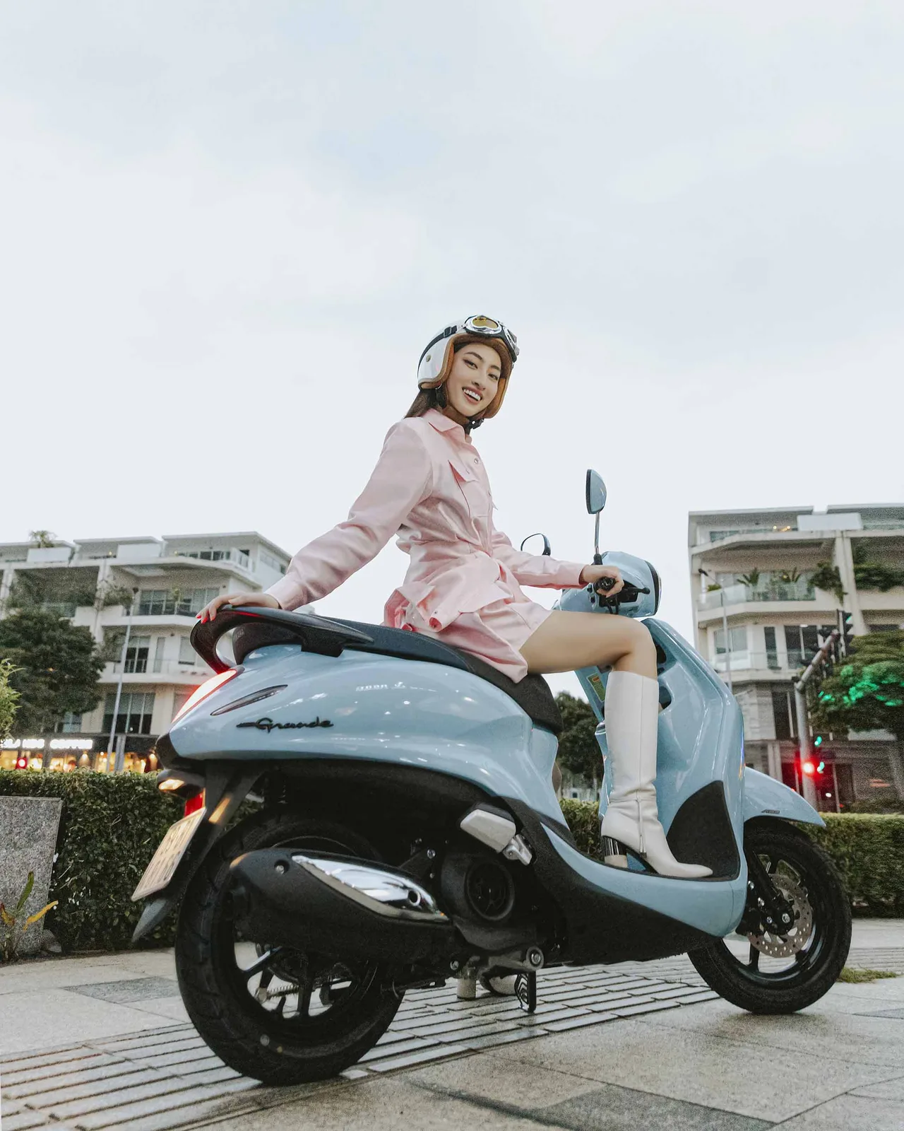 Lương thùy linh và xe yamha grande