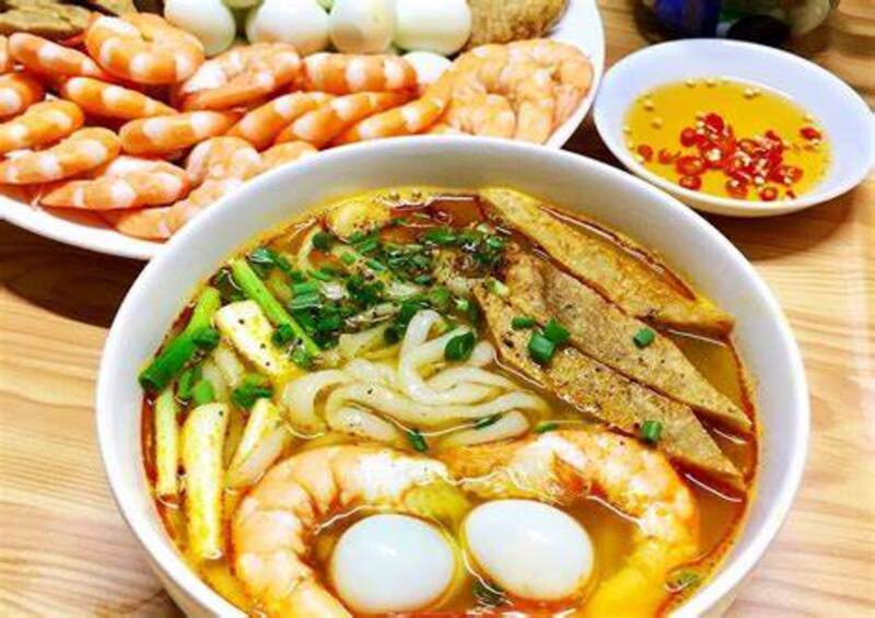 Bánh canh chả cá là món ăn đặc sản của đảo Phú Quý