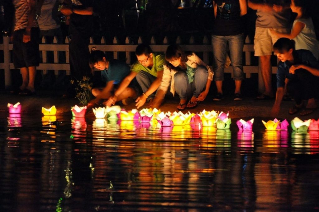 Thả đèn hoa đăng trên sông Hoài