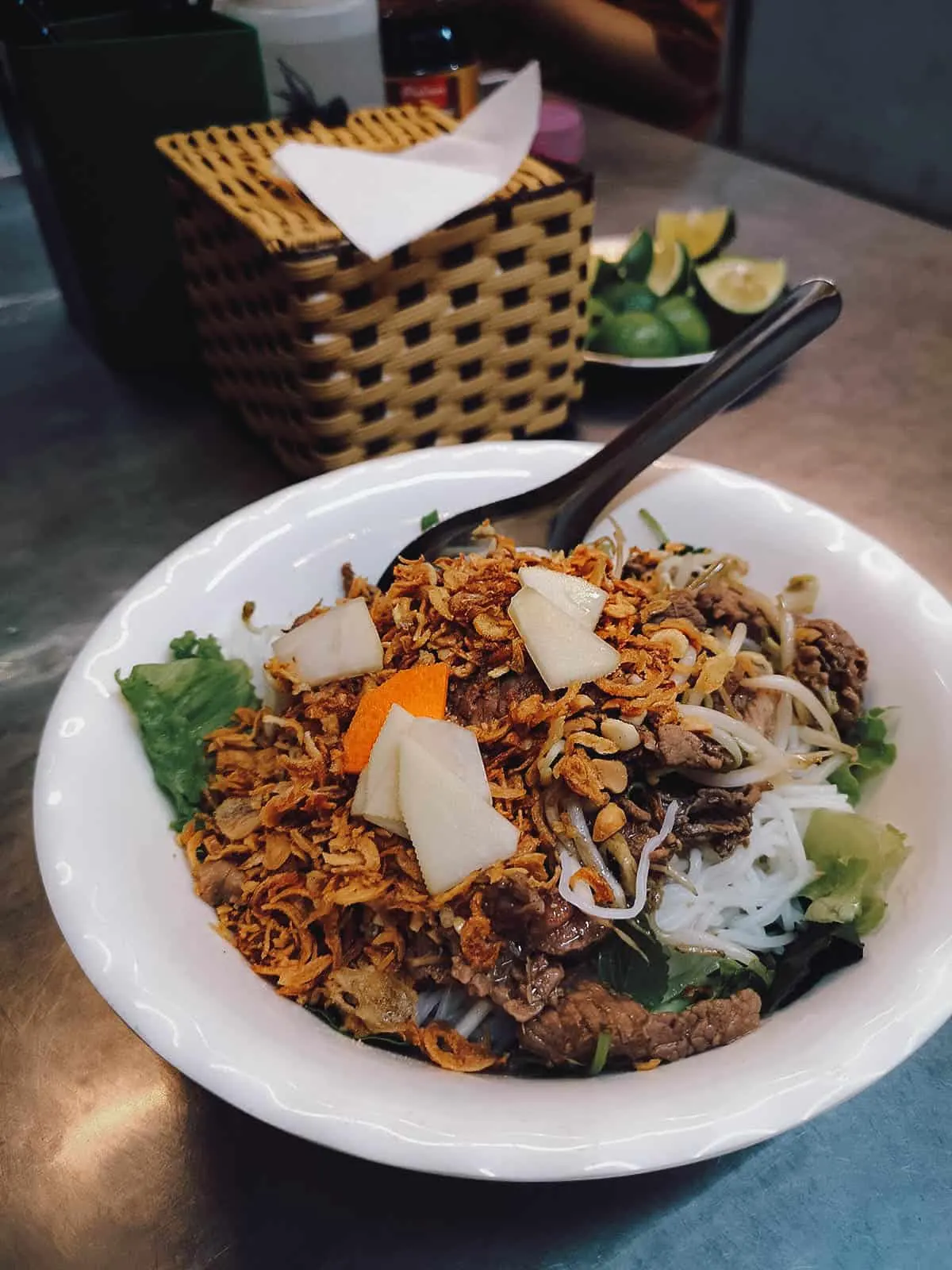 Tô bún bò Nam Bộ trộn đều với thịt bò xào xả ớt, đậu phộng, hành phi tại Hà Nội