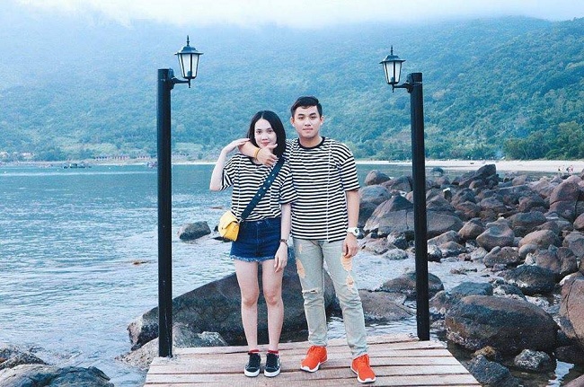 Áo thun quần jean trang phục đi du lịch không thể thiếu