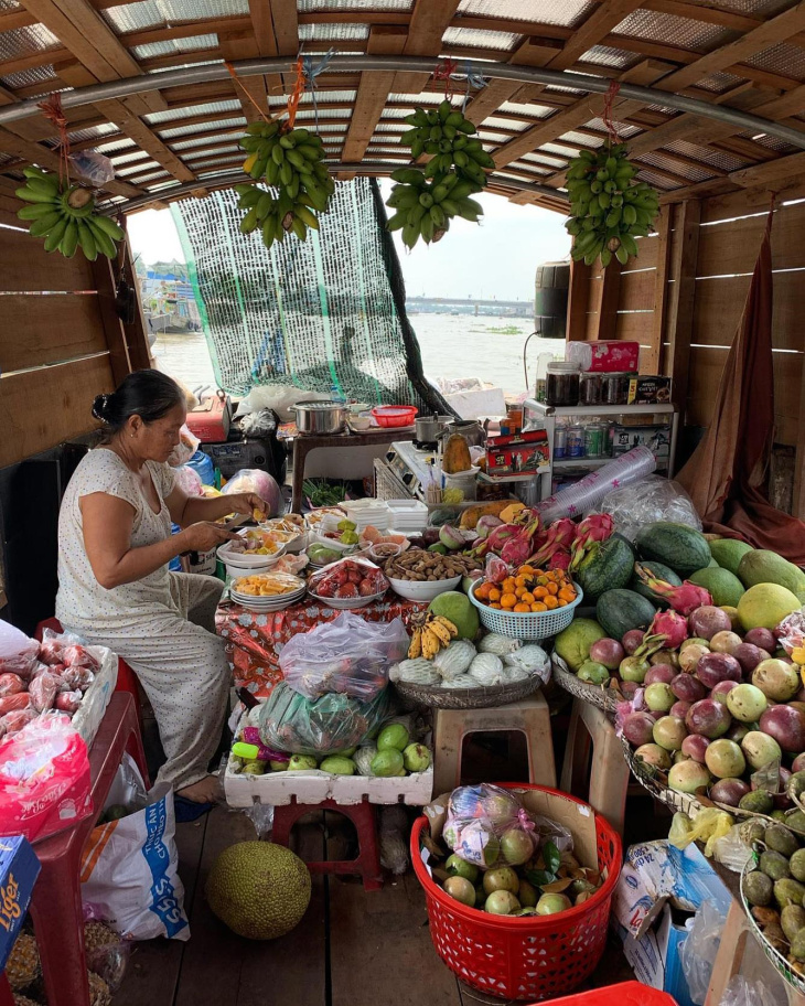 Trái cây nhiệt đới tươi ngon chất đầy trên ghe thương hồ tại chợ nổi