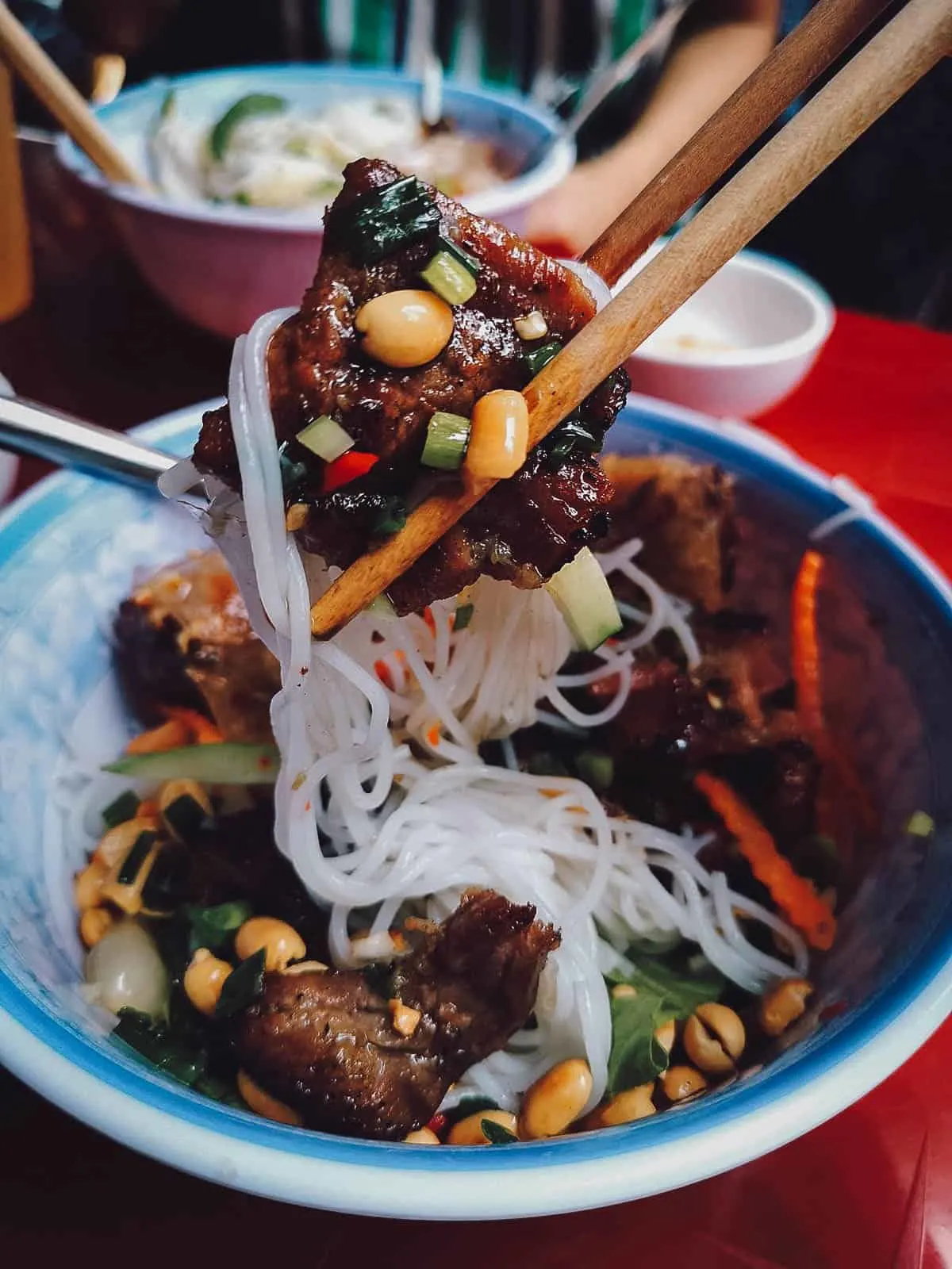 Tô bún thịt nướng Sài Gòn đầy đặn với chả giò chiên và đậu phộng
