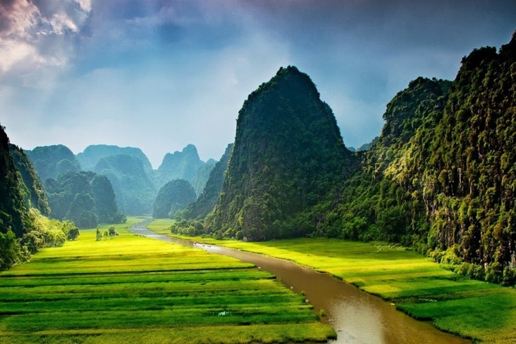 Ninh Bình với núi đá vôi, sông nước và quần thể di sản đặc sắc