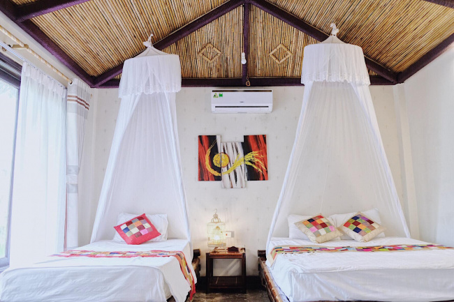 Bungalow nội thất gỗ tự nhiên với cửa kính lớn nhìn ra đồng lúa