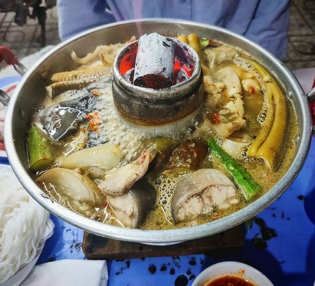Lẩu mắm sôi trên bếp
