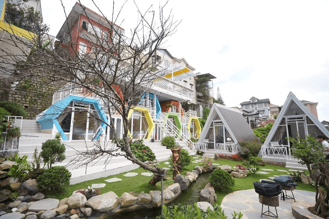 Hồ sinh thái tĩnh lặng bao quanh khu vực thưởng trà tại Cá Koi homestay