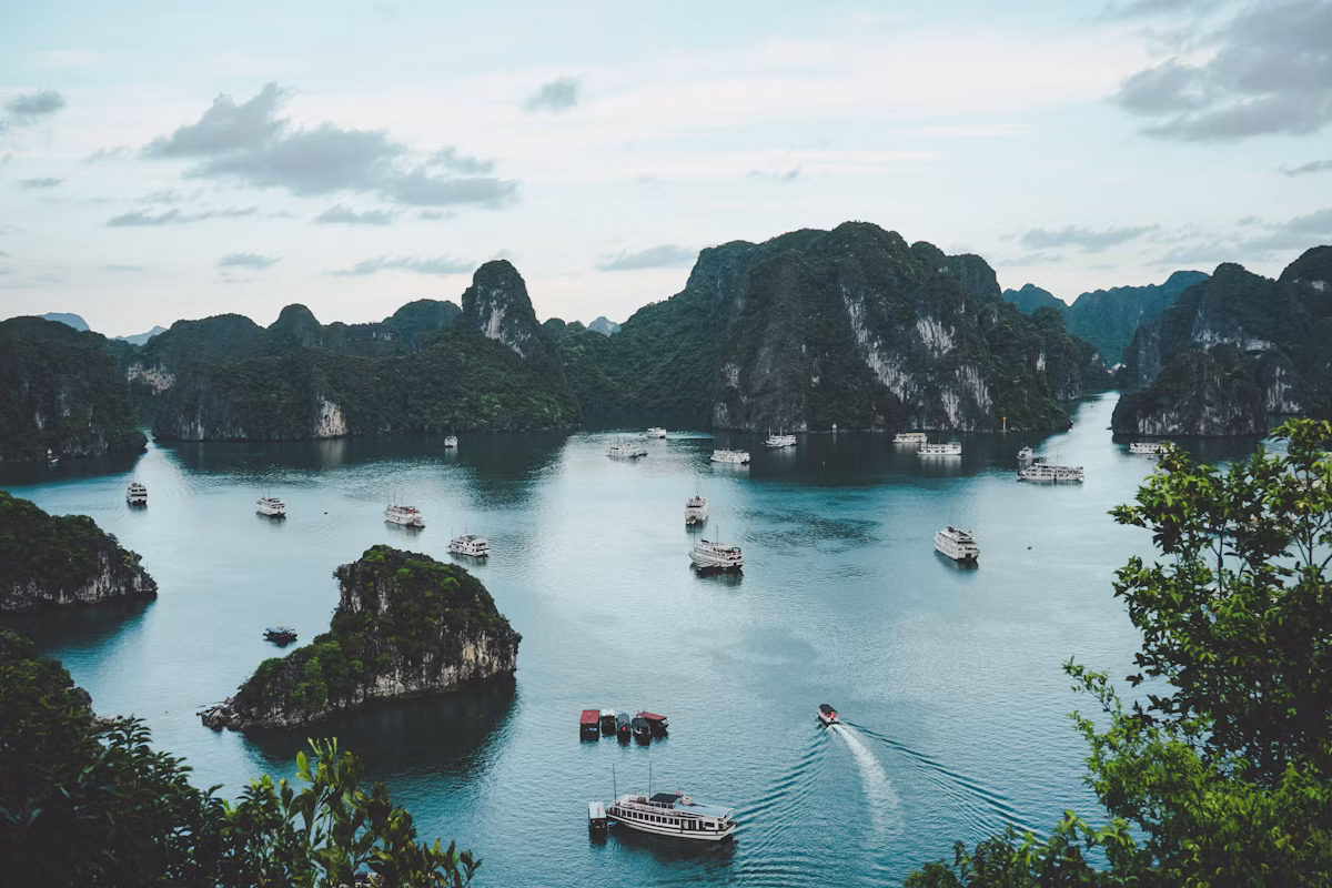 Ruộng bậc thang và núi non miền Bắc Việt Nam tạo cảm giác rộng mở