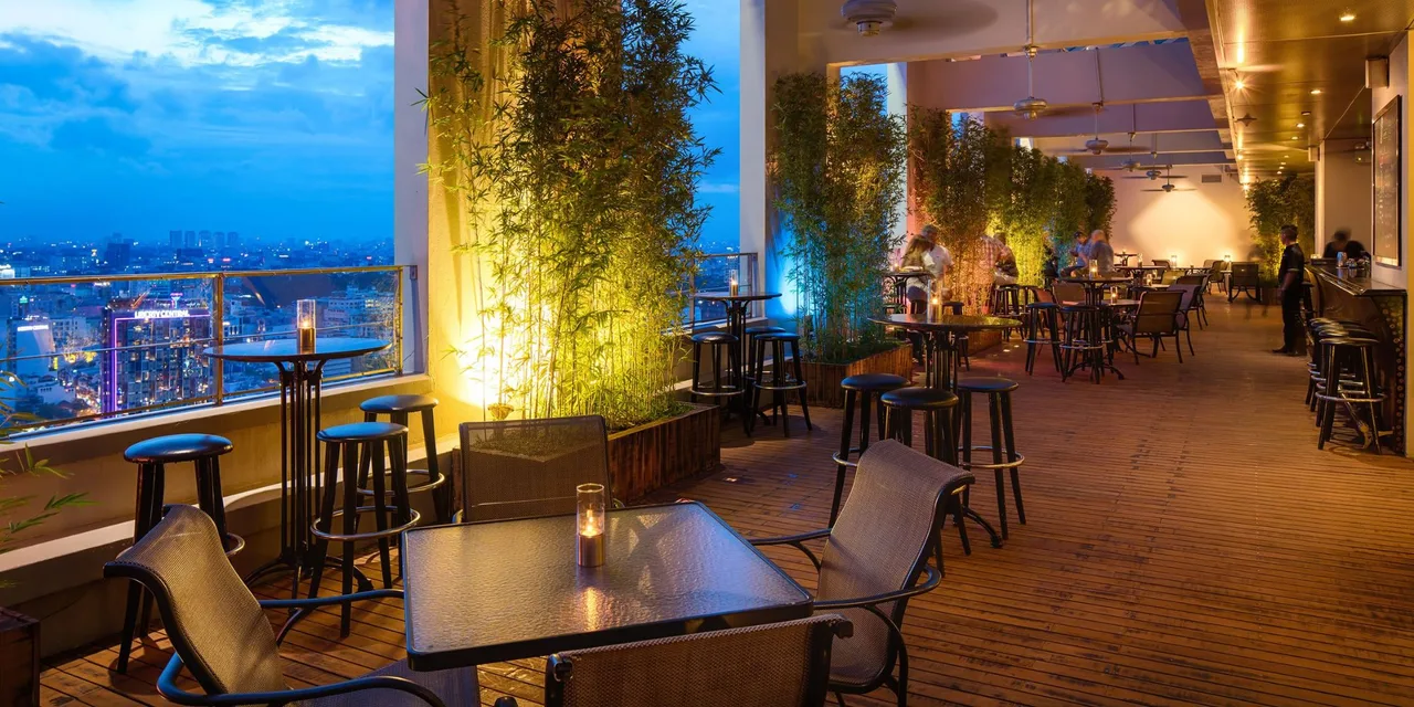 Ngắm pháo hoa tuyệt đẹp tại Sheraton Saigon Grand Opera Hotel.