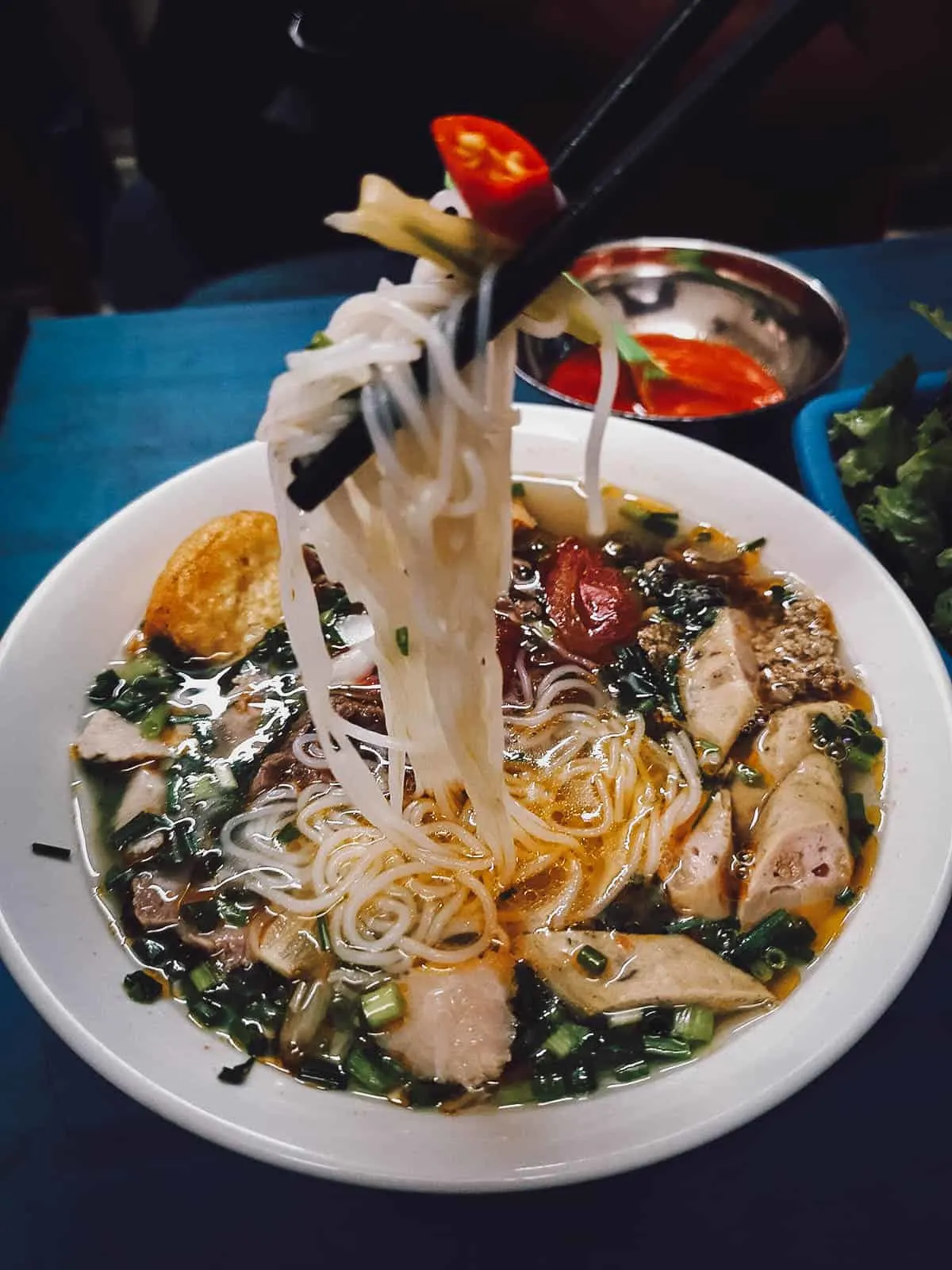 Tô bún riêu cua đồng Hà Nội vàng ươm màu cà chua và gạch cua