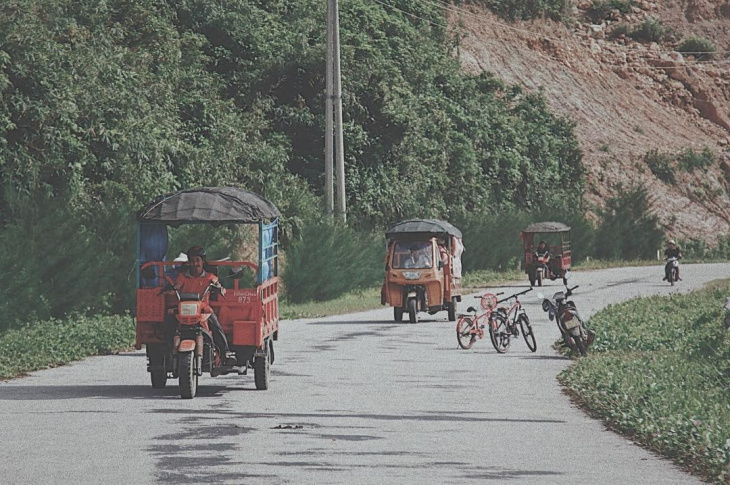 Cảnh biển và đường đi ra đảo Minh Châu
