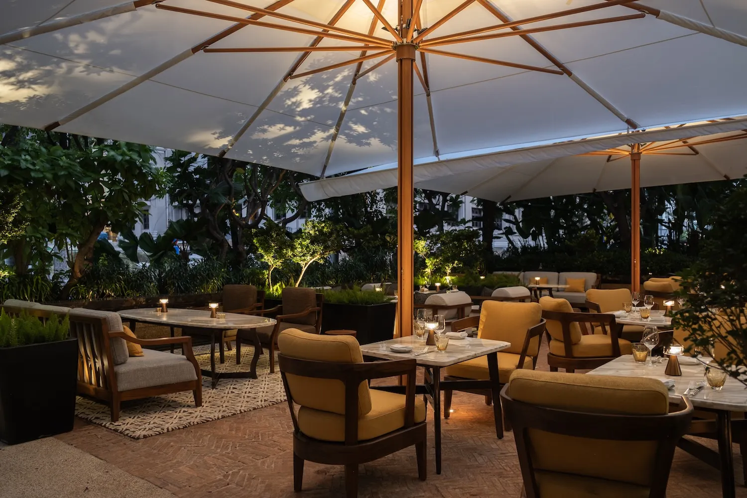 Không gian ngoài trời Park Hyatt Terrace đầy cây xanh