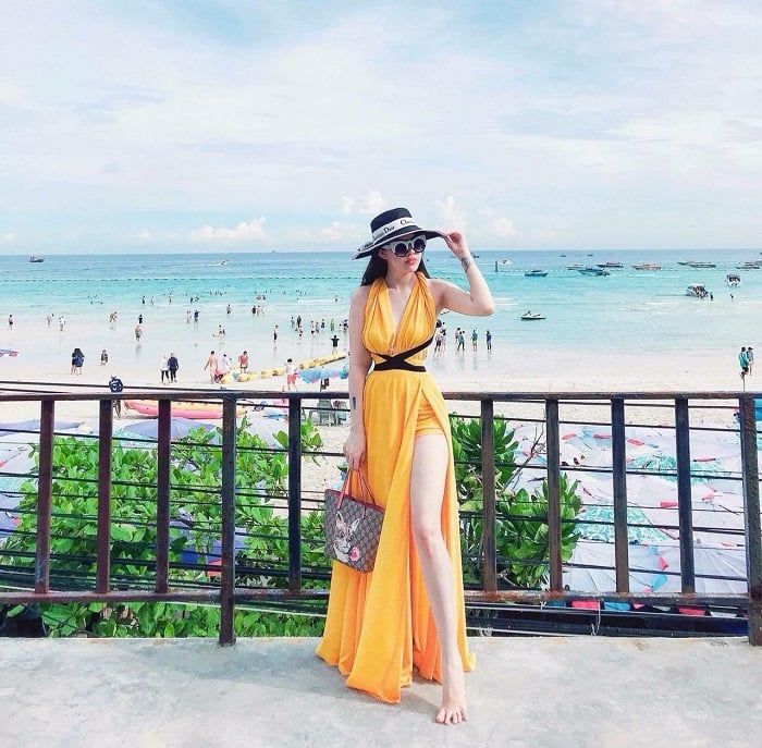 Phối đồ theo tông màu đất rất hợp với phong cảnh đồi núi