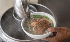 Hàng bún chả Hà Nội thu hút lượng lớn khách du lịch tìm đến thưởng thức hương vị đặc trưng