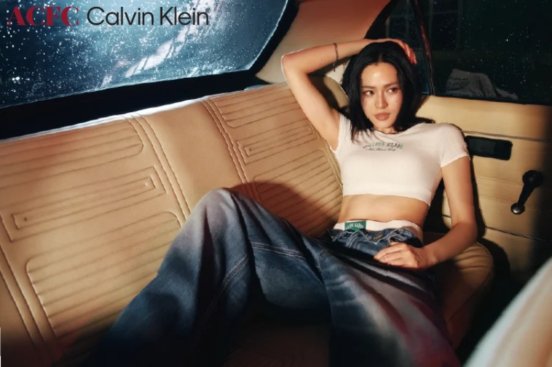 Calvin Klein Jeans: Denim Tối Giản Cho Những Bản Phối Dễ Ứng Dụng
